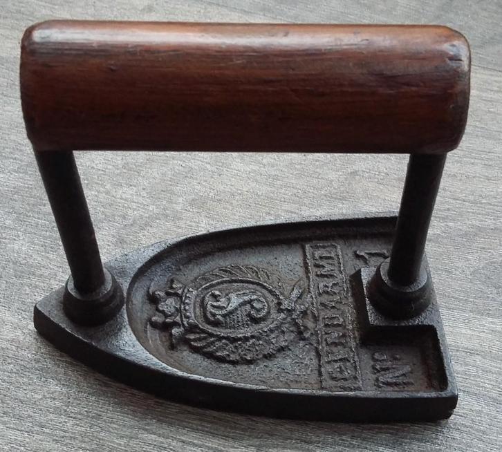 Om 1850 MINI MINIATUUR Strijkbout Strijkijzer Strijk Bout, Antiek en Kunst, Antiek | Gereedschap en Instrumenten, Ophalen of Verzenden