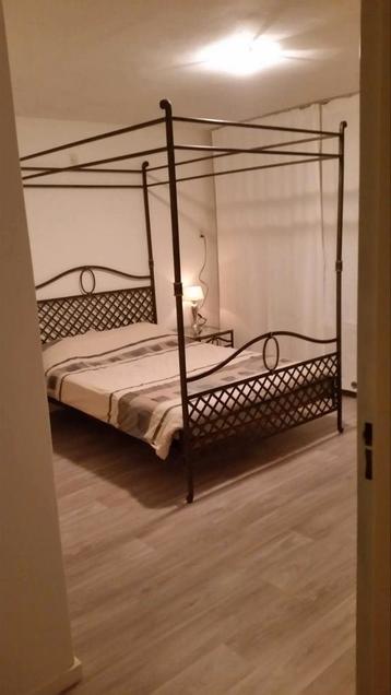 gietijzer Hemelbed, 2x nachtkastjes en kaptafel  beschikbaar voor biedingen