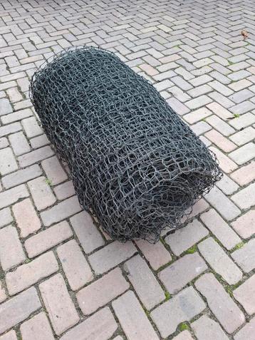 Groot zwart kunststof net - ca. 4x18m - maaswijdte 40mm beschikbaar voor biedingen