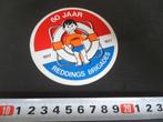 sticker KNBRD 60 jaar Reddings Brigades 1917 - 1977, Verzamelen, Stickers, Ophalen, Zo goed als nieuw, Bedrijf of Vereniging