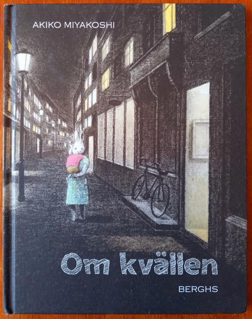 Akiko Miyakoshi-The way home through the night-Zweedstalig, Ophalen of Verzenden, Zo goed als nieuw, Akiko Miyakoshi, Prentenboek