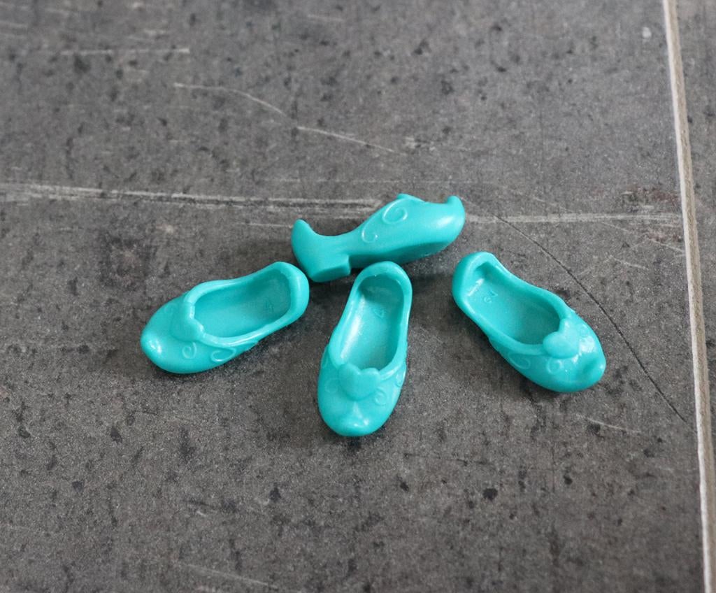 Barbie kleding nieuw - Schoenen Shelly Kelly - Blauw 2 paar, Ophalen of Verzenden, Nieuw, Barbie