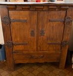 Antieke eikenhouten kast met smeedijzeren beslag, Antiek en Kunst, Ophalen