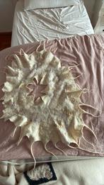 Wolvilten stola crème, Ophalen of Verzenden, Zo goed als nieuw, Maat 38/40 (M), Sjaal