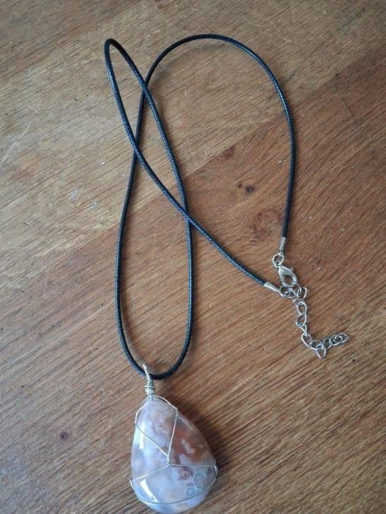 Halsketting met natuursteen hanger, Sieraden, Tassen en Uiterlijk, Kettingen, Gebruikt, Beige, Ophalen of Verzenden, Steen of Mineraal