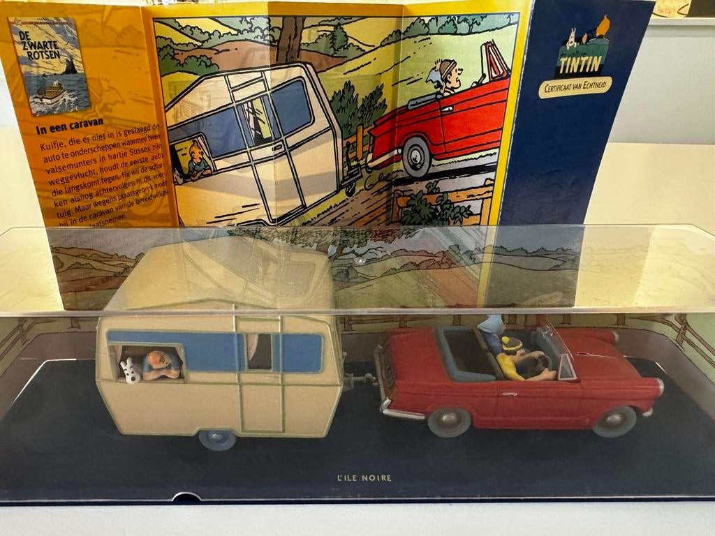 Kuifje auto 1/43. De Triumph herald + caravan zwarte rotsen, Verzamelen, Stripfiguren, Ophalen of Verzenden, Kuifje, Nieuw, Beeldje of Figuurtje