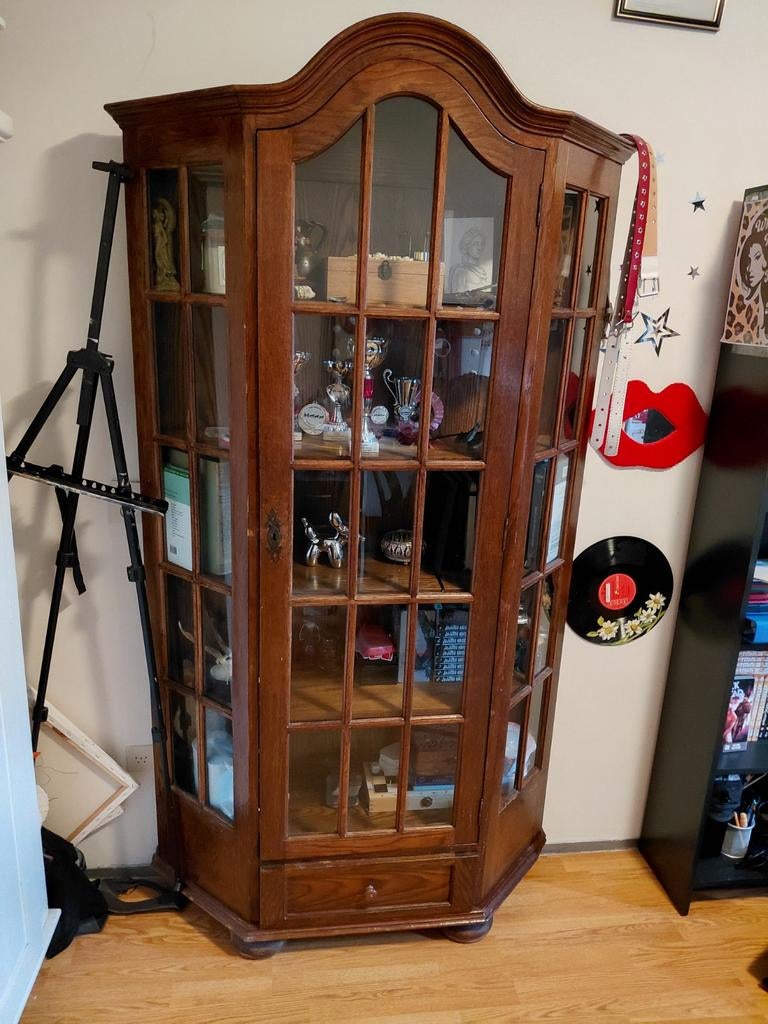 Mooie bruine houten vitrinekast met glazen deur, Ophalen, Gebruikt, Met deur(en), Glas