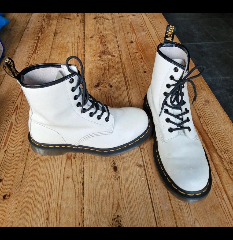 Witte Dr. Martens - Zo goed als nieuw, Wit, Lage of Enkellaarzen, Ophalen of Verzenden, Dr. Martens