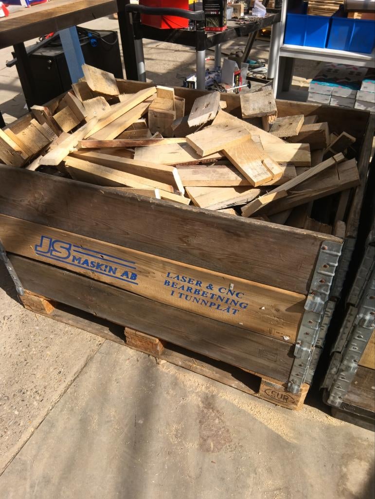 Grote kist brandhout voor de vuurkorf, Ophalen