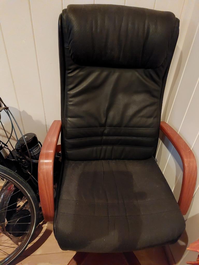 Gratis. Zwarte bureaustoel (draaibaar), Huis en Inrichting, Ophalen, Gebruikt, Zwart