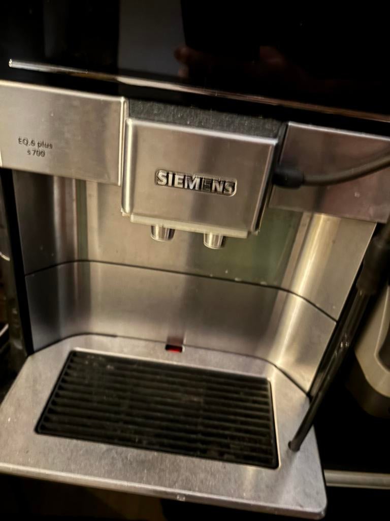 Siemens EQ6 Plus S700 defect voor onderdelen, Witgoed en Apparatuur, Espresso apparaat, Niet werkend, 2 tot 4 kopjes, Afneembaar waterreservoir