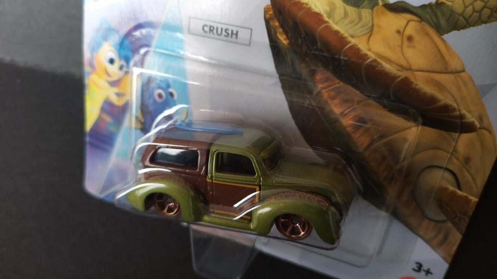 Disney Pixar Crush  finding nemo 1:64 Hotwheels Caracter Pol, Auto, 1186mj 1 Nl, Nieuw, Ophalen of Verzenden