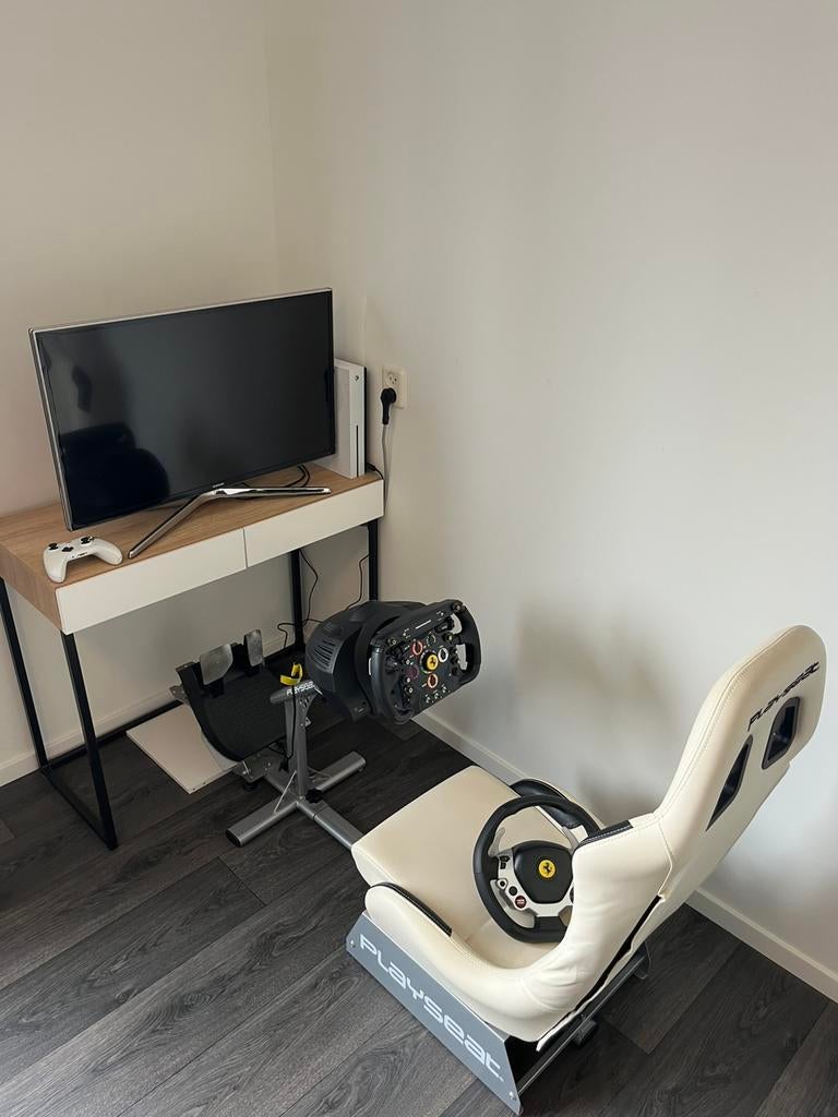 Sim Race Setup: Playseat, Thrustmaster, Xbox One S, smart TV, Ophalen, Zo goed als nieuw, Stuurtje of Sportattribuut, Xbox One