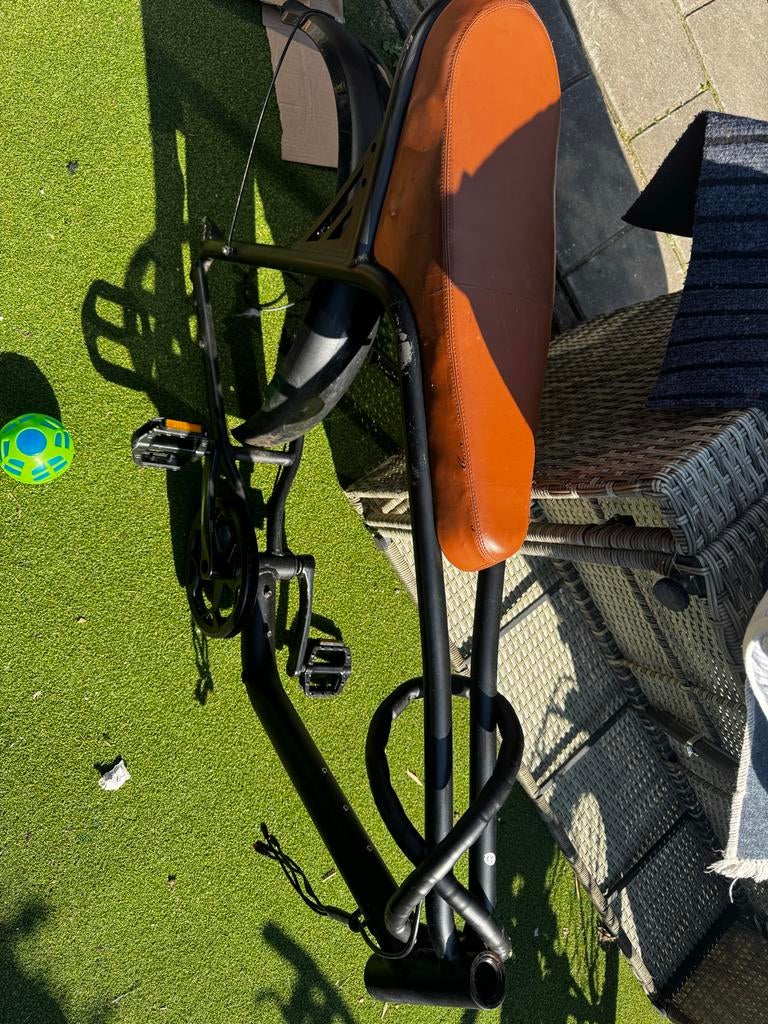 Zwarte fiets met bruin zadel, Fietsen en Brommers, Fietsen | Heren | Herenfietsen, Gebruikt, Versnellingen, 53 tot 57 cm, Ophalen