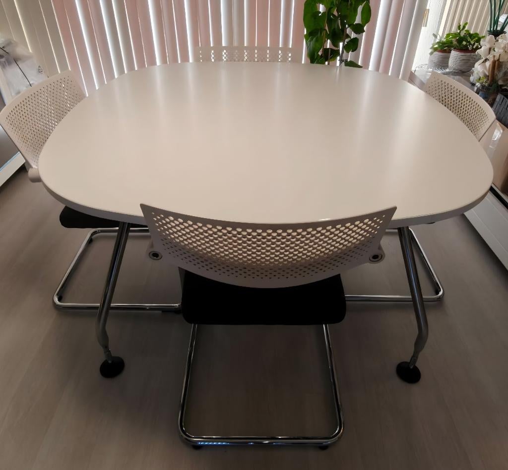 Vitra Eettafel met 4 stoelen ZGAN!!, Huis en Inrichting, Tafels | Eettafels, Ophalen, Vierkant, Zo goed als nieuw, 100 tot 150 cm