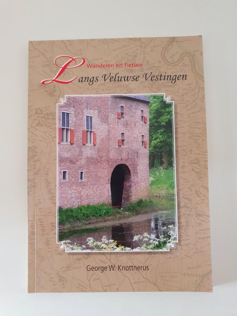 Wandelgids - Langs Veluwse vestingen, Overige merken, Fiets- of Wandelgids, Ophalen of Verzenden, Zo goed als nieuw