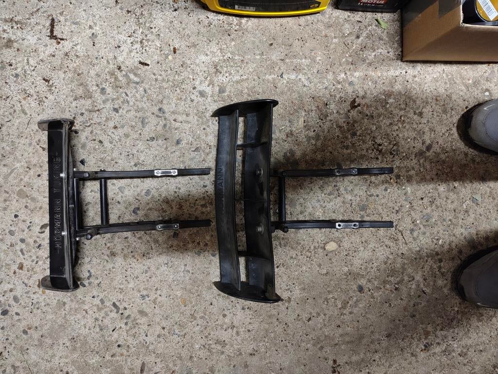 2 achterspoilers van een Hörmann, Hobby en Vrije tijd, Modelauto's | 1:5 tot 1:12, Ophalen of Verzenden, Gebruikt, 1:5 t/m 1:8