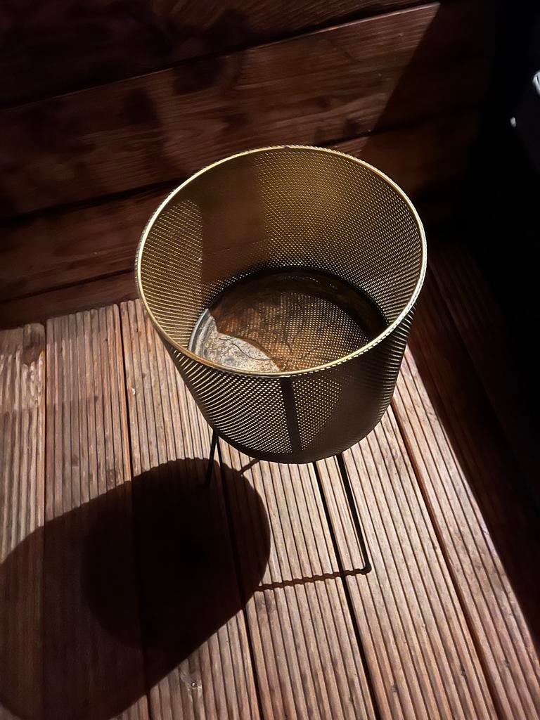 Ijzeren bloempot op pootjes, Tuin en Terras, Bloempotten, Rond, Zo goed als nieuw, Balkon, Metaal