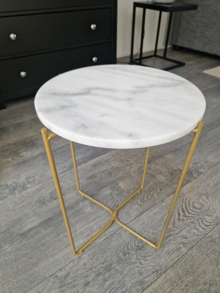 Rond bijzettafeltje met marmeren blad en gouden onderstel, Huis en Inrichting, Tafels | Bijzettafels, Zo goed als nieuw, Rond