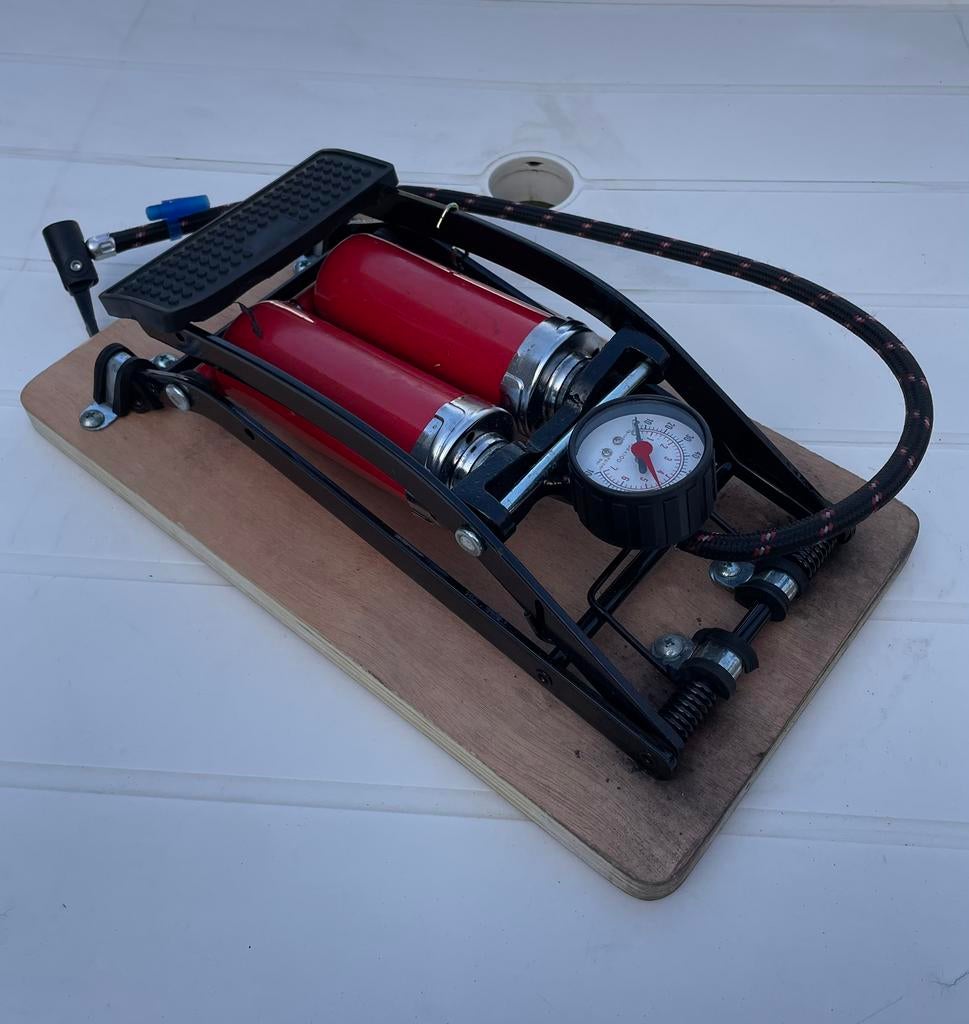 Dubbele Karsten voetpomp, Ophalen, Zo goed als nieuw