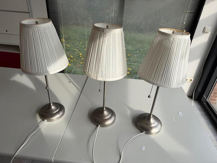IKEA ÅRSTID tafellampen - kappen beschadigd, Huis en Inrichting, Lampen | Tafellampen, Gebruikt, Minder dan 50 cm, Metaal, Ophalen