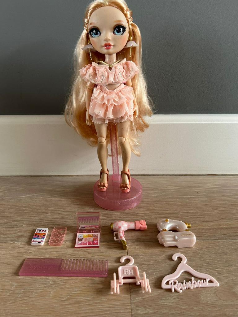 Rainbow High doll Victoria Whitman, Ophalen of Verzenden, Zo goed als nieuw