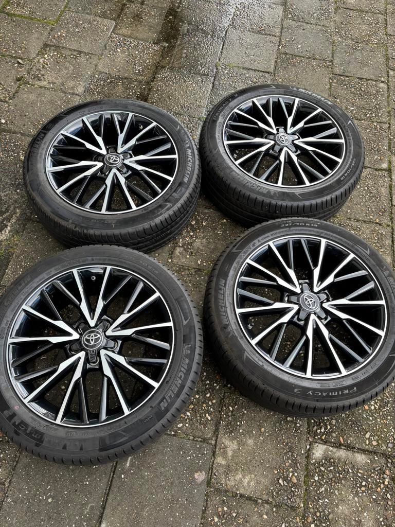 Toyota chr en yaris cross en corolla cross, Auto-onderdelen, Banden en Velgen, Ophalen, 18 inch, Gebruikt, Band(en)