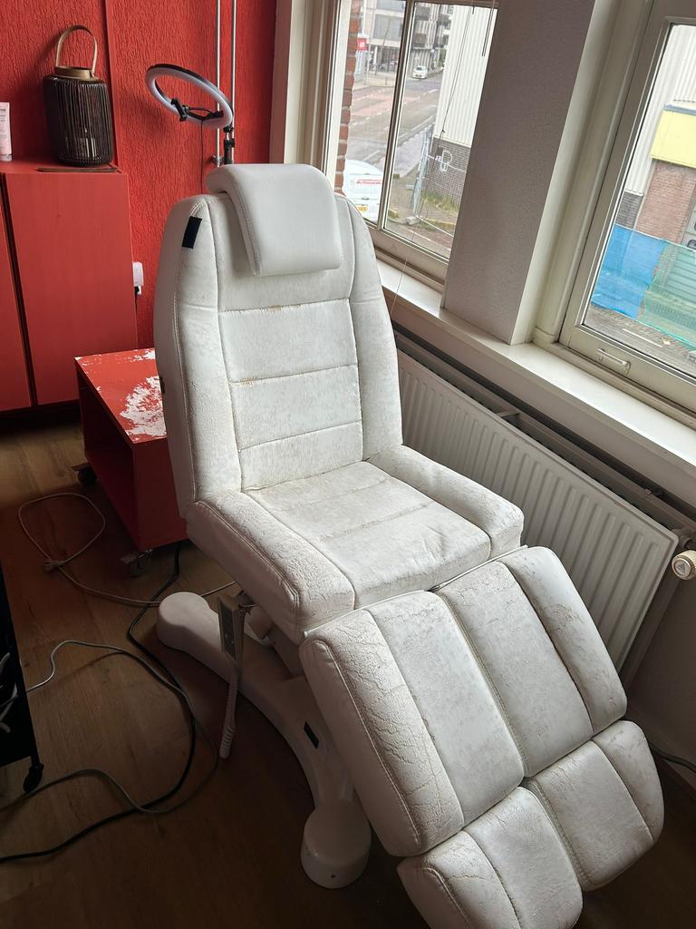 Witte leren elektrische behandel  stoel, Ophalen, Gebruikt, Massagetafel