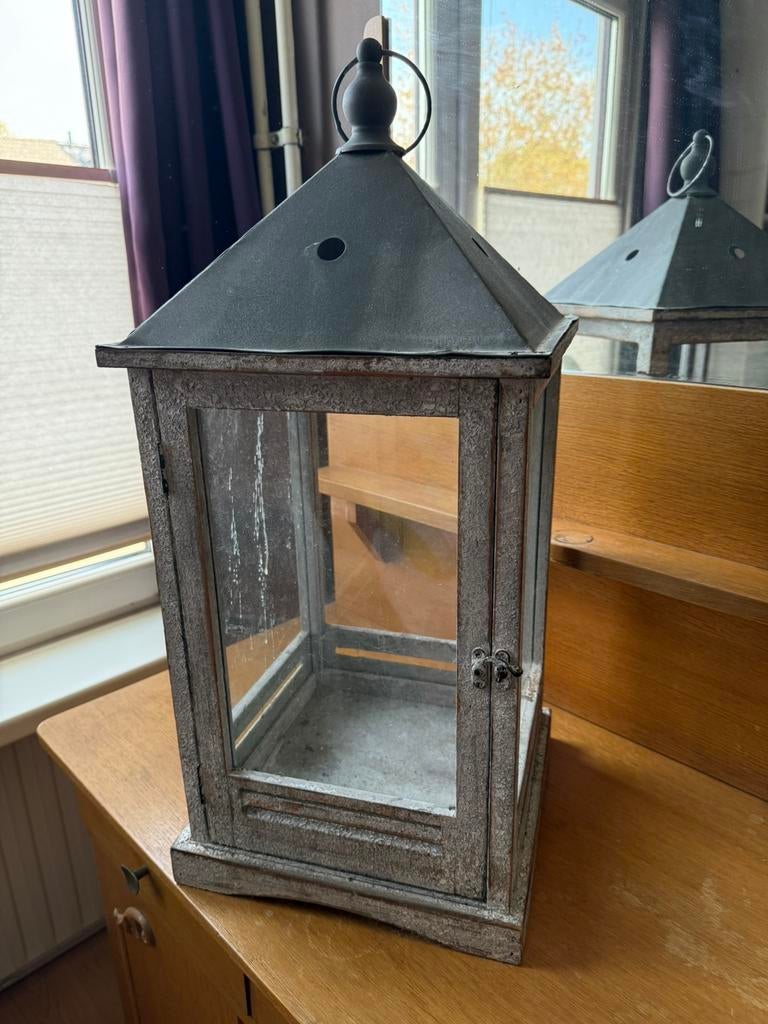 Houten lantaarn, metalen dak, glazen deur, kaars, sfeerlicht, Huis en Inrichting, Lampen | Hanglampen, Ophalen, Zo goed als nieuw