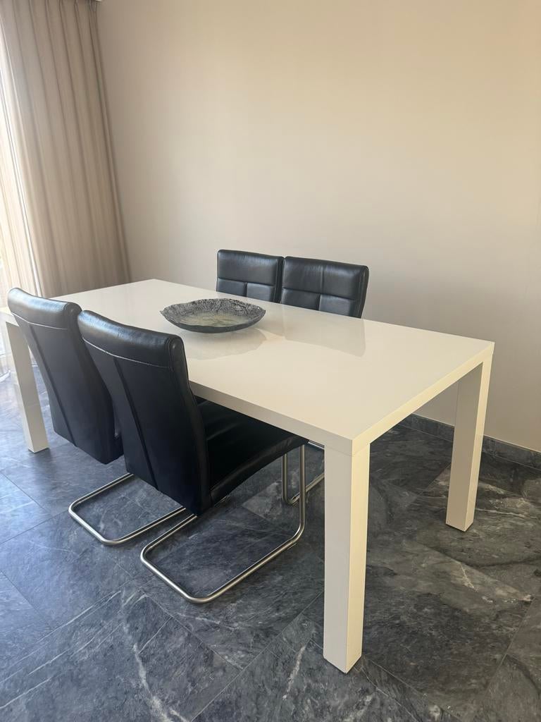 Witte hoogglans eettafel met 4 zwarte stoelen, Huis en Inrichting, Ophalen of Verzenden, Zo goed als nieuw, 75 cm of meer, 60 cm of meer