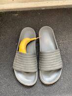 Grijze slippers met banaan, Kleding | Dames, Schoenen, Ophalen, Gedragen, Grijs, Slippers