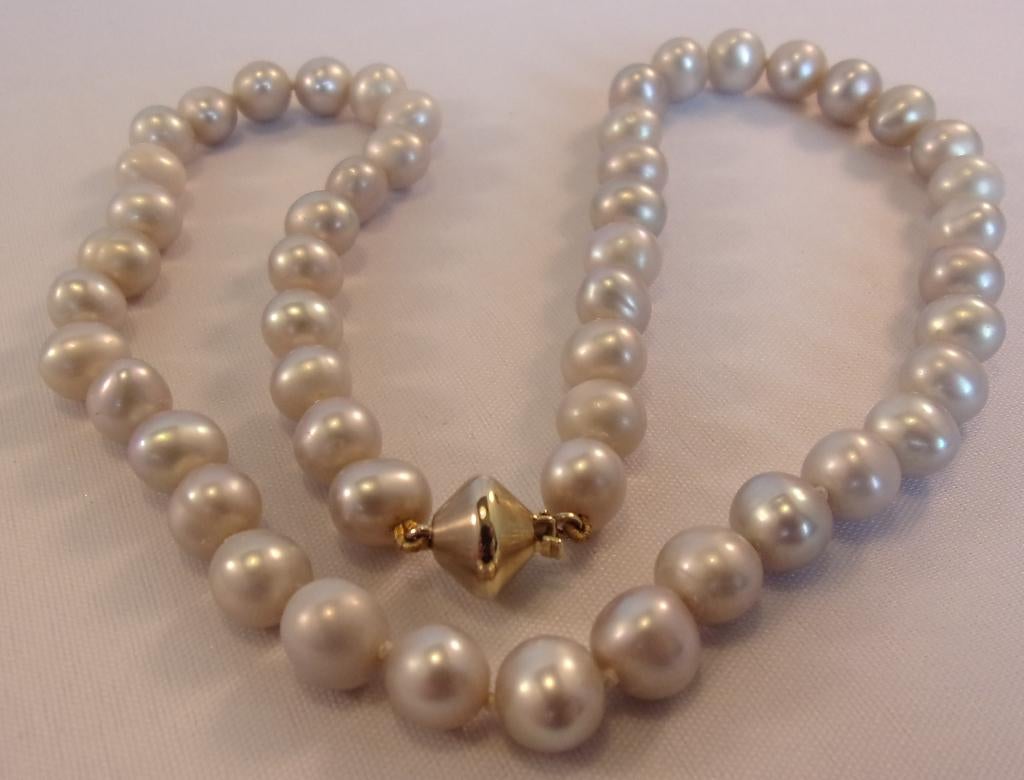 Parelcollier lichtgrijs met 14K bicolor gouden slot – 585, Sieraden, Tassen en Uiterlijk, Kettingen, Verzenden, Zo goed als nieuw