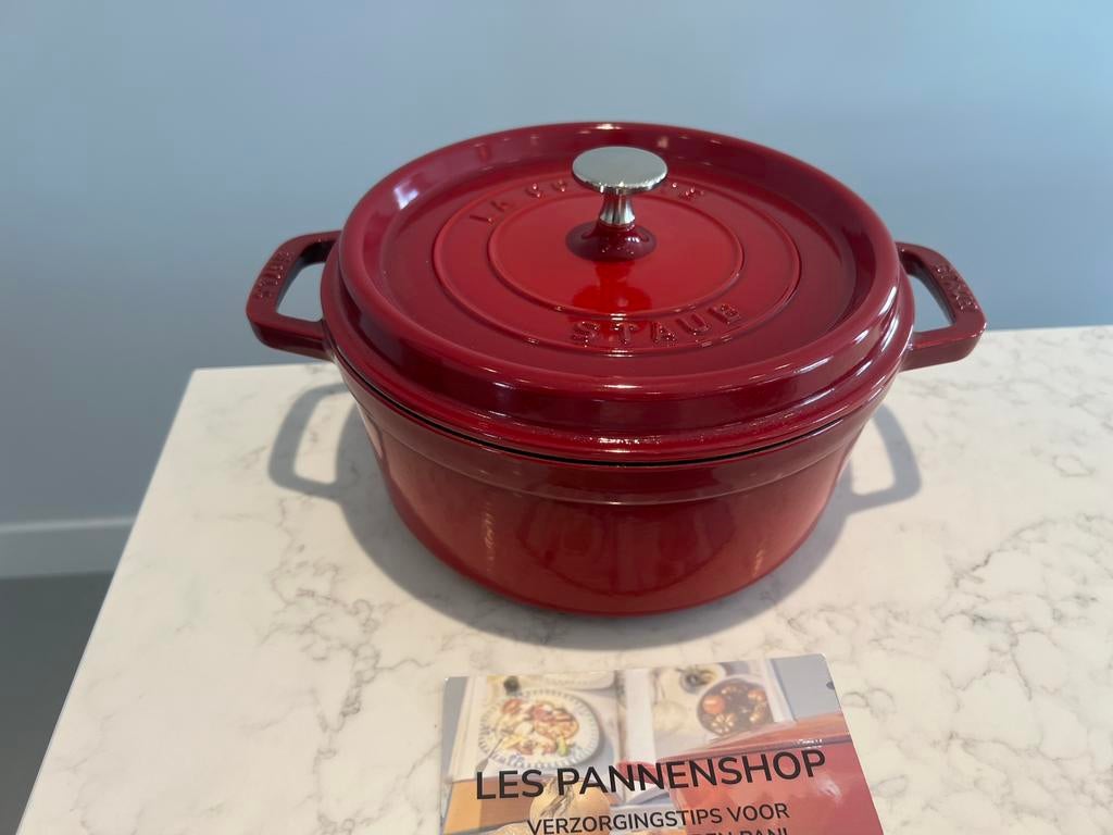 Nieuwe Staub La Cocotte 24 cm Cerise braadpan, Gietijzer, Nieuw, Ophalen of Verzenden, Staub