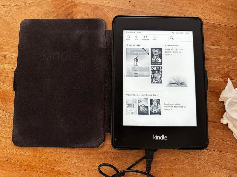 Kindle Paperwhite (6e generatie) e-reader met hoes, Computers en Software, E-readers, Gebruikt, 6 inch of minder, 4 GB of minder