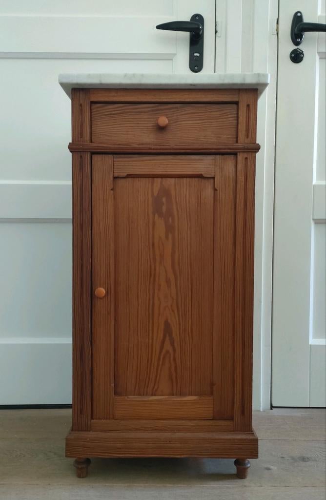 Antiek nachtkastje grenen marmer vintage nachtkastje kastje, Huis en Inrichting, Slaapkamer | Nachtkastjes, Ophalen, Gebruikt