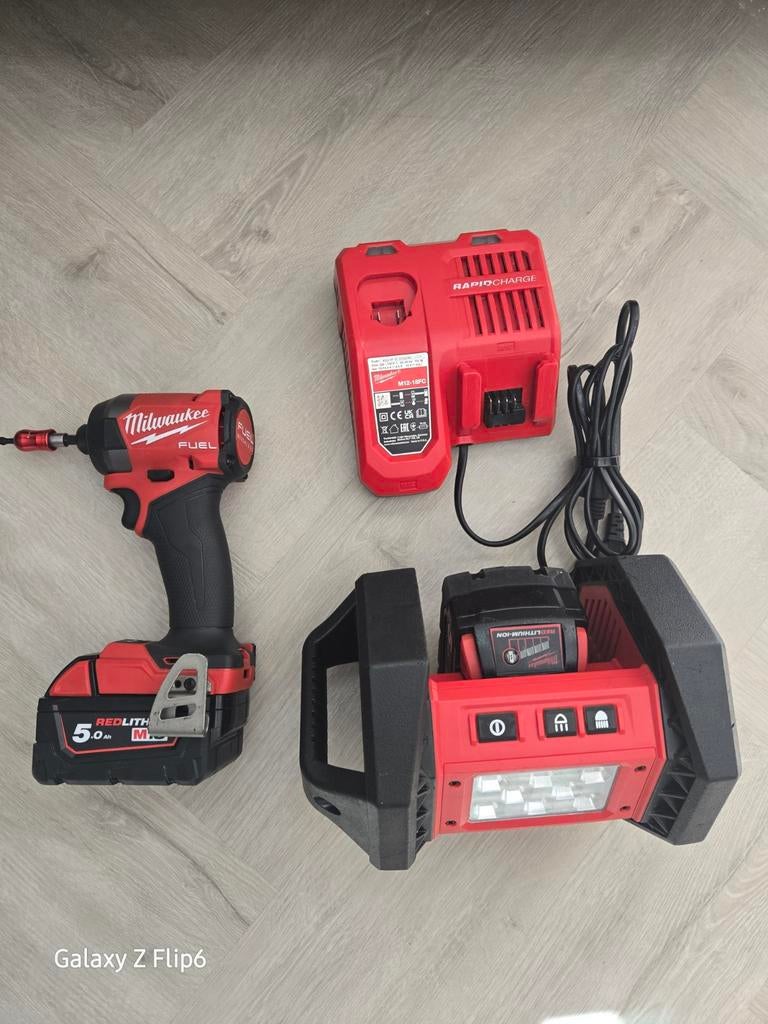 Milwaukee slagschroevendraaier m18 fid3met 2 accu's en lader, Variabele snelheid, Ophalen of Verzenden, Boor- en Schroefmachine