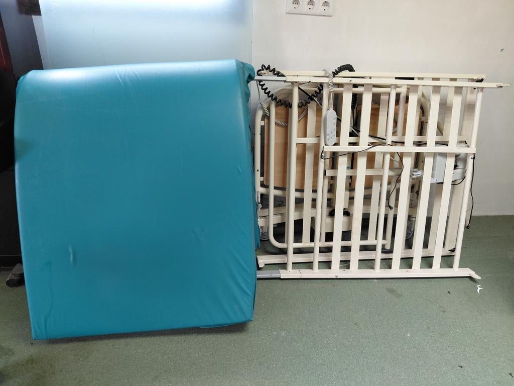 Thuiszorg-ziekenhuisbed. Elektrisch verstelbaar met matras., Diversen, Ophalen, Zo goed als nieuw