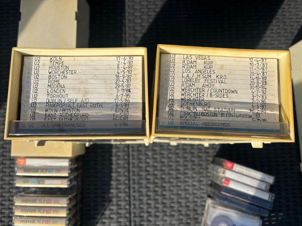 U2 cassettebandjes in opbergdozen, Ophalen, Gebruikt, Voorbespeeld, Met bewaardoos, rek of koffer