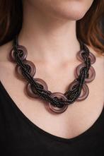 Stijlvolle ketting met paarse ringen en zwarte kralen, Sieraden, Tassen en Uiterlijk, Ophalen of Verzenden, Gebruikt, Paars, Kunststof