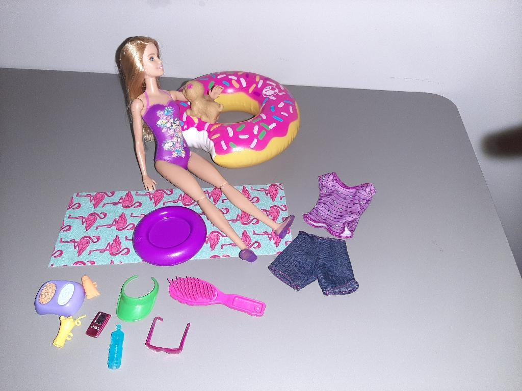 barbie en hondje met grote donut band  zomerse speelset, Ophalen of Verzenden, Zo goed als nieuw, Barbie