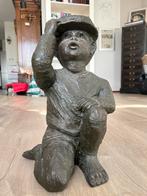 Bronskleurig beeld Truus Menger – Knielend jongetje met pet, Tuin en Terras, Ophalen of Verzenden, Zo goed als nieuw