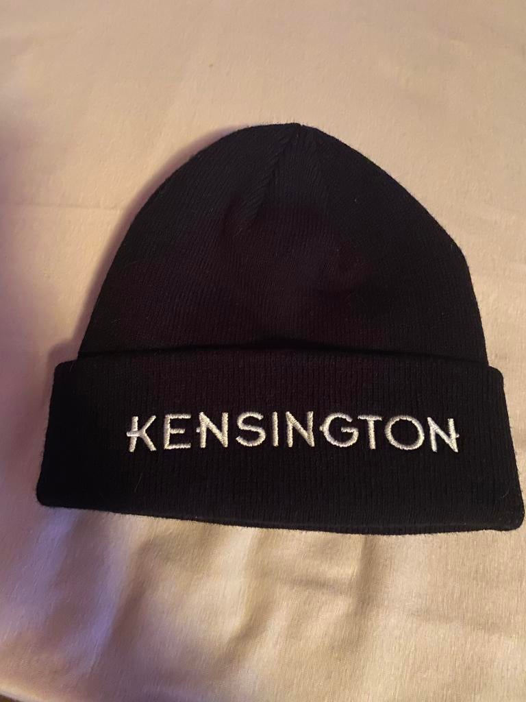 Kensington Beanie - Zwarte Muts met Witte Opdruk, Kleding | Dames, Mutsen, Sjaals en Handschoenen, Ophalen of Verzenden, Nieuw