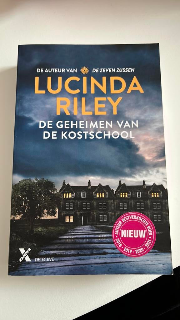 Lucinda Riley - De geheimen van de kostschool, Ophalen of Verzenden, Zo goed als nieuw, Lucinda Riley