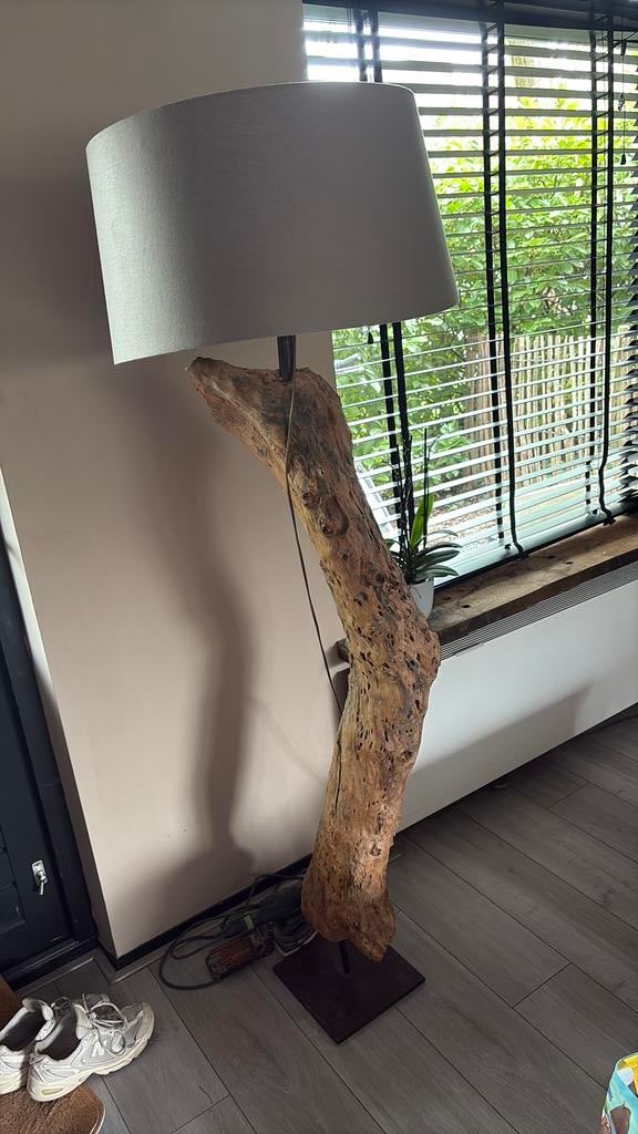 Boomstam staanlamp, Huis en Inrichting, Lampen | Vloerlampen, Ophalen, Zo goed als nieuw, Hout, 150 tot 200 cm