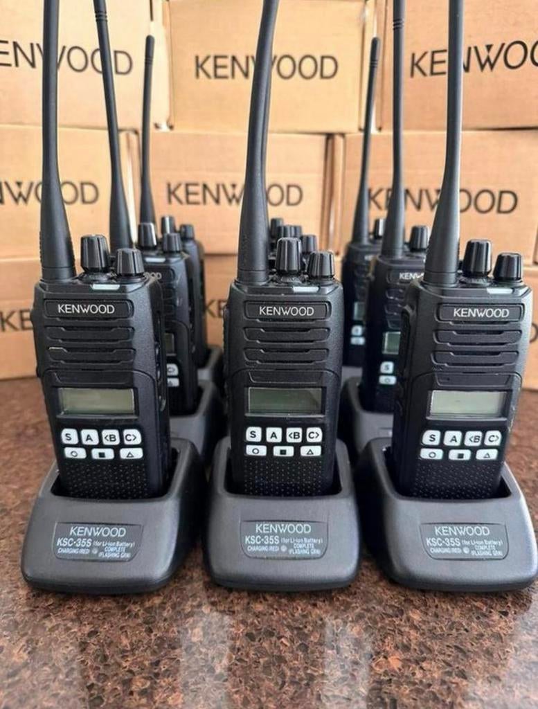 4x Kenwood NX-1300D-e2 digitale portofoons + KCS-35s laders, Ophalen, Zo goed als nieuw