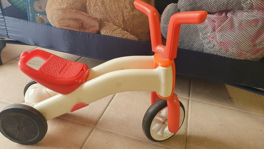 Kinderloopfietsje rood/wit, Fietsen en Brommers, Fietsen | Kinderfietsjes, Ophalen, Gebruikt, Minder dan 16 inch