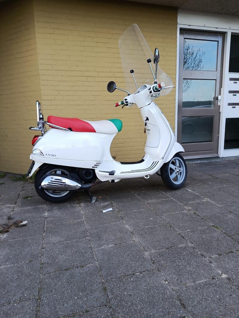 Te koop vespa lx50 bwj 2010 2e eigenaar, Gebruikt, Maximaal 45 km/u, Ophalen of Verzenden, Benzine