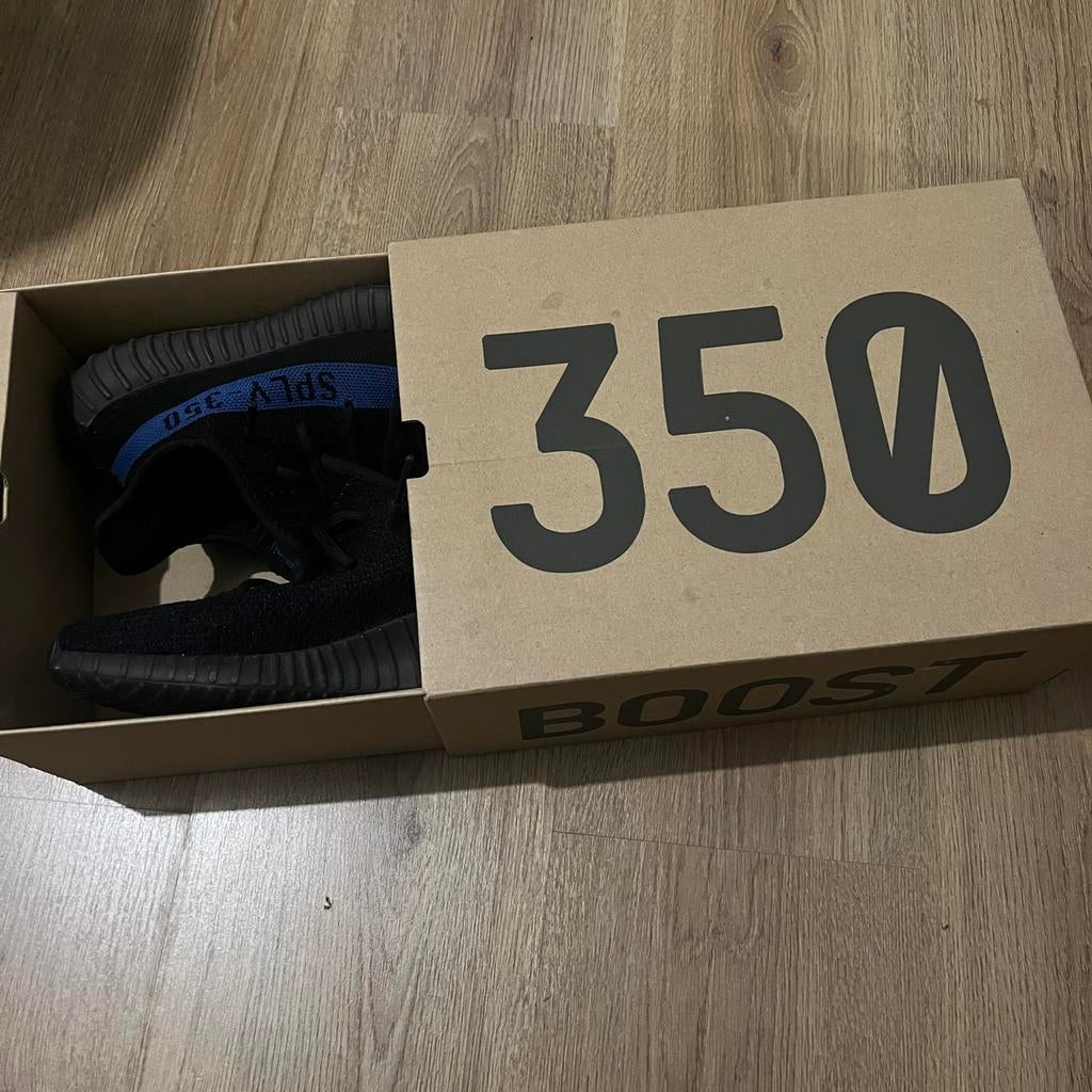 Yeezy Boost 350 V2 Black/Dazzling Blue - Maat 40 2/3, Kleding | Heren, Schoenen, Ophalen of Verzenden, Zo goed als nieuw, Zwart