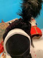 Antieke Klederdracht Hoofddeksel met Veer, Ophalen of Verzenden, Dames