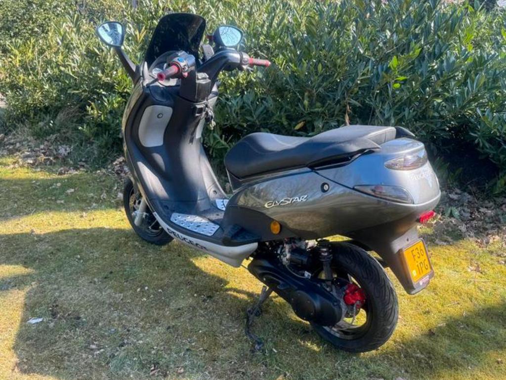 Peugeot elystar 70 cc watergekoeld, Fietsen en Brommers, Ophalen, Zo goed als nieuw, Benzine, Overige modellen